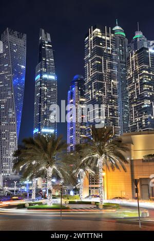 DUBAI, VAE - 15. NOVEMBER: Die Nacht beleuchtung der Dubai Marina und Cayan Turm am 15. November 2019 in Dubai, VAE Stockfoto