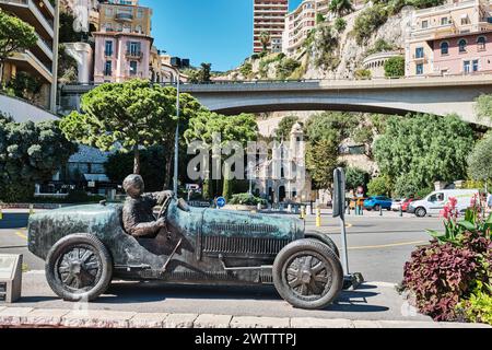Monaco, Monte Carlo - 19.09.2021: Statue des Oldtimer-Fahrers in Monte Carlo Monaco. Stockfoto