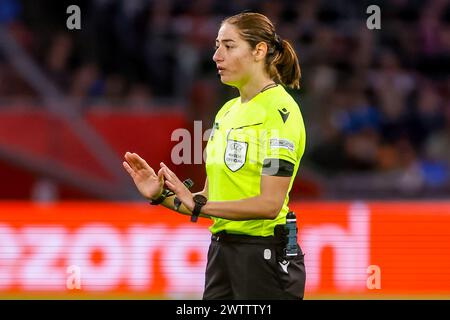 Amsterdam, Niederlande. März 2024. AMSTERDAM, NIEDERLANDE - 19. MÄRZ: Schiedsrichterin Maria Caputi reagiert beim Viertelfinalspiel der UEFA Women's Champions League zwischen AFC Ajax und Chelsea am 19. März 2024 in der Johan Cruijff Arena in Amsterdam. (Foto von Dave Rietbergen/Orange Pictures) Credit: Orange Pics BV/Alamy Live News Stockfoto