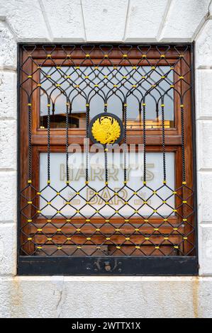 Venedig, Italien - 26. Februar 2023: Das Fenster in Harry's Bar in Venedig. Stockfoto