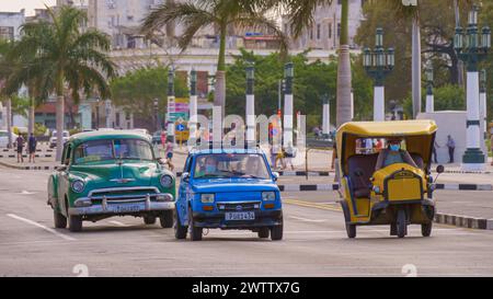 Havanna, Kuba - 10. Januar 2022 - Alte amerikanische Klassiker, Coco-Taxis auf den Straßen von Havanna, Kuba. Urbane Szene, Menschen und Verkehr in der Altstadt von Habana. Havanna Zentrum mit Oldtimer. Kuba reisen. Stockfoto