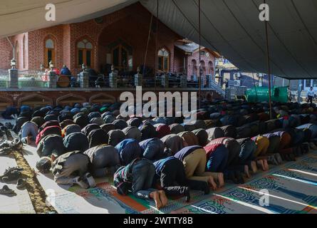 Nicht exklusiv: Kaschmiri-Muslime bieten ihnen während des heiligen Monats Ramadan vor einer Moschee Essen für Menschen an, die ihr Fasten brechen. Masjid-e-Bilal (RDA) in Stockfoto