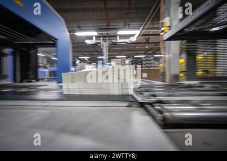 Druckerei Glaube und Heimat 19032024 - ein Stapel mit Zeitungen Druck der Mitteldeutschen Kirchenzeitung GlaubeHeimat in der Druckerei Schenkelberg in Nohra bei Weimar. Nohra Druckerei Schenkelberg Thüringen Deutschland *** Druckerei Glaube und Heimat 19032024 Druckerei der Mitteldeutschen Kirchenzeitung Glaube Heimat in der Schenkelberg Druckerei in Nohra bei Weimar Nohra Druckerei Schenkelberg Thüringen Germany 190324 ppb-7 Stockfoto