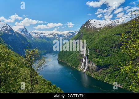 Der Wasserfall Seven Sisters im wunderschönen Geiranger Fjord, ein bekanntes Reiseziel für Kreuzfahrtschiffe, bietet spektakuläre Ausblicke auf die norwegische Küste Stockfoto