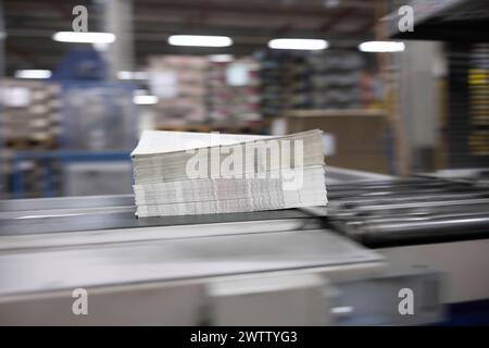 Druckerei Glaube und Heimat 19032024 - ein Stapel mit Zeitungen Druck der Mitteldeutschen Kirchenzeitung GlaubeHeimat in der Druckerei Schenkelberg in Nohra bei Weimar. Nohra Druckerei Schenkelberg Thüringen Deutschland *** Druckerei Glaube und Heimat 19032024 Druckerei der Mitteldeutschen Kirchenzeitung Glaube Heimat in der Schenkelberg Druckerei in Nohra bei Weimar Nohra Druckerei Schenkelberg Thüringen Germany 190324 ppb-9 Stockfoto