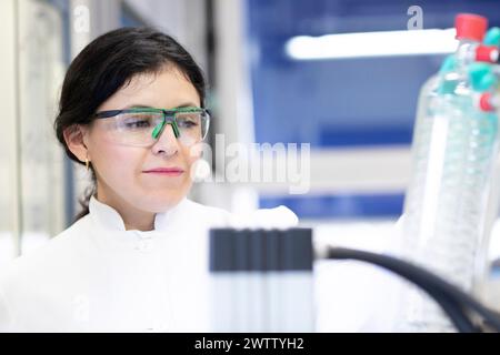 Wissenschaftler, die eine Probe in einem Labor intensiv analysieren. Stockfoto