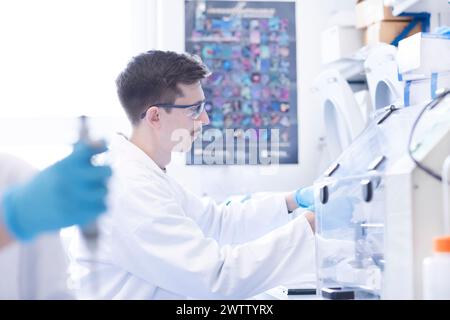 Ein fokussierter Wissenschaftler, der fleißig in einer modernen Laborumgebung arbeitet. Stockfoto