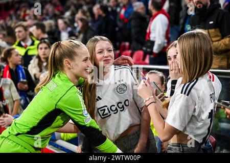 AMSTERDAM - Torhüterin Regina van Eijk mit Fans beim Viertelfinale der UEFA Champions League zwischen Ajax und Chelsea FC in der Johan Cruijff Arena am 19. März 2024 in Amsterdam. ANP GERRIT VAN KÖLN Stockfoto