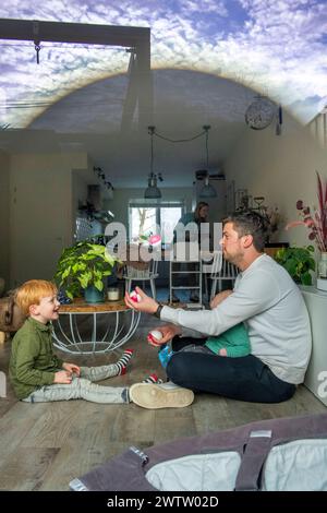 Ein herzerwärmender Moment, in dem Vater und Kind zu Hause zusammen spielen. Stockfoto