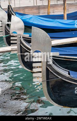 Venedig, Italien - 26. Februar 2023: Das Bow Iron an der Vorderseite einer Gondel in Venedig Stockfoto