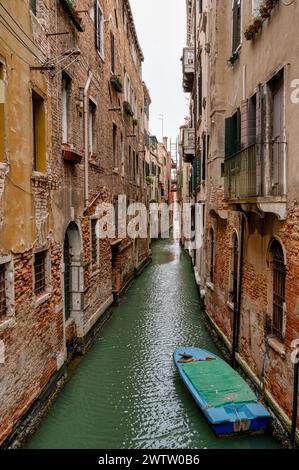 Das Boot liegt in einem kleinen Kanal in Venedig, Italien Stockfoto