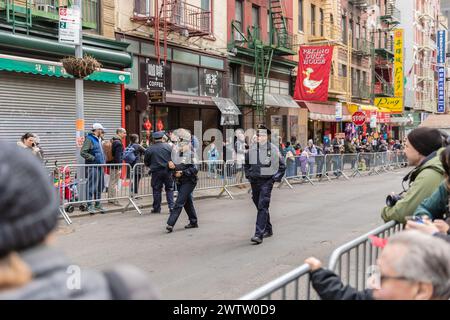 New York, Chinatown, USA - 12. Februar 2023: Polizisten beobachten Chinatown vor der Silvesterparade, bei der sich die Öffentlichkeit zum Jahreswechsel versammelt Stockfoto