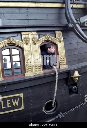 Seeleute im Dienst auf dem Piratenschiff Lew und auf einer Flusskreuzfahrt Piratengaleone in Danzig, Polen, Europa, EU Stockfoto