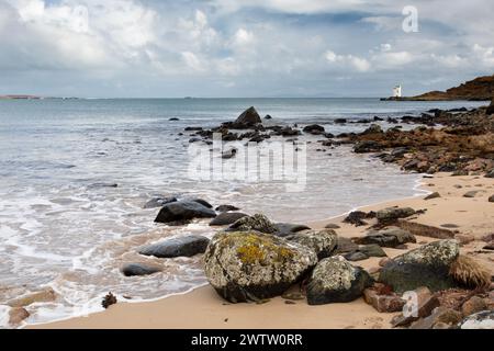 Kilnaughton Bay auf Islay, mit Carraig Fhada Leuchtturm im Hintergrund Stockfoto