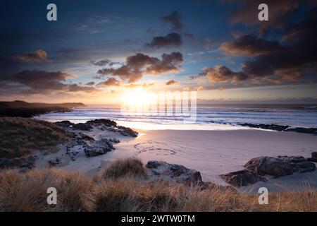 Ein atemberaubender Sonnenuntergang über der Saligo Bay auf der Isle of Islay in Schottland Stockfoto