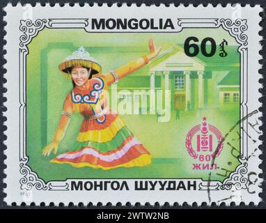 Von der Mongolei gedruckte Briefmarke, die Folk-Sänger zeigt, um 1981. Stockfoto