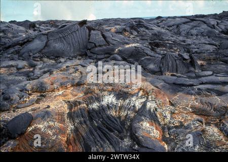 Gekühlte Lava mit Rissen, Falten und Mineralniederschlag, aufgenommen 1992, Hawai'i Volcanoes National Park, Hawaii, Hawaii, Hawaii, Hawaii, USA Stockfoto