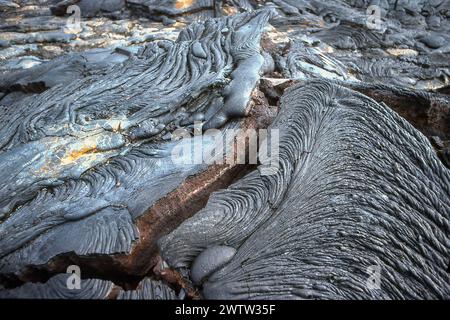 Gekühlte Lava mit Rissen, Falten und Mineralniederschlag, aufgenommen 1992, Hawai'i Volcanoes National Park, Hawaii, Hawaii, Hawaii, Hawaii, USA Stockfoto