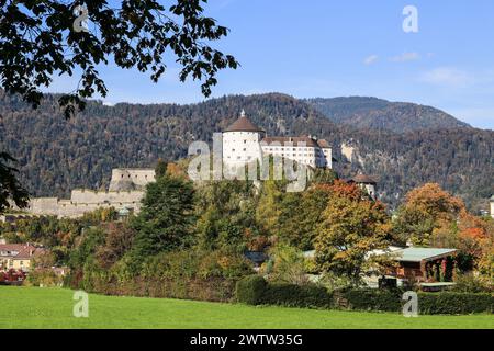 Kufstein, Österreich - Oktober 06. 2022: Schloss Kufstein auf einem Hügel im bunten Herbst, Tirol, Österreich. Die Festung dominierte über den Inn River Trade Stockfoto