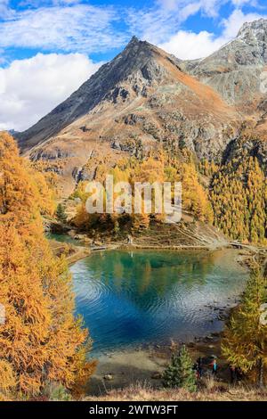 Arolla, Schweiz - 15. Oktober. 2022: LAC Bleu des Arolla-Sees im Kanton Wallis in farbenfroher Herbstsaison mit Reflexion des Gipfels Dent de Veisivi Stockfoto