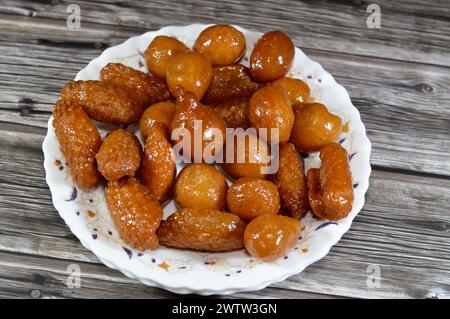 Verschiedene Desserts aus dem Nahen Osten von Zalabia, eine Art von gebratenem Teig aus dem Nahen Osten, ähnlich der eines Donuts, und ägyptische Zainab-Finger oder glasiert Stockfoto