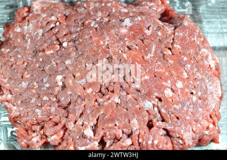 Hackfleisch oder Hackfleisch, Fleisch, das mit einem Messer, einem Fleischwolf, einer Hackmaschine oder einer Hackmaschine fein gehackt wird, wird in vielen Rezepten einschließlich Hamburger verwendet Stockfoto