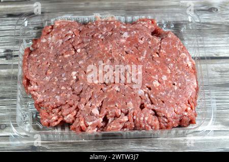 Hackfleisch oder Hackfleisch, Fleisch, das mit einem Messer, einem Fleischwolf, einer Hackmaschine oder einer Hackmaschine fein gehackt wird, wird in vielen Rezepten einschließlich Hamburger verwendet Stockfoto
