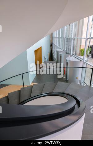 Nürnberg, Deutschland - 19. Juli 2023: Wunderschöne Wendeltreppe für moderne Kunst im Neuen Museum von Nürnberg, Franken, Bayern Stockfoto