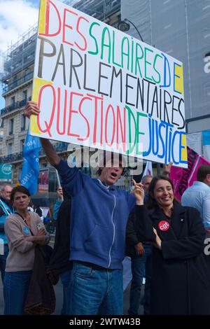 Plusieurs milliers de grévistes de la fonction publique ont défilé dans Paris pour demander des augmentations et plus de moyens pour les institutions Stockfoto