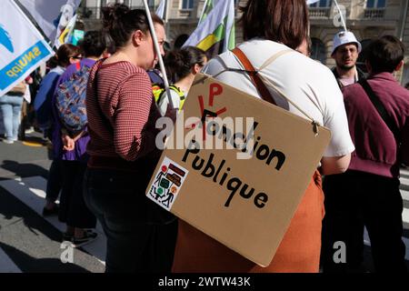 Plusieurs milliers de grévistes de la fonction publique ont défilé dans Paris pour demander des augmentations et plus de moyens pour les institutions Stockfoto