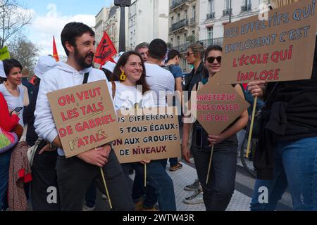 Plusieurs milliers de grévistes de la fonction publique ont défilé dans Paris pour demander des augmentations et plus de moyens pour les institutions Stockfoto