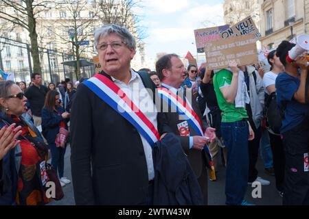 Plusieurs milliers de grèvistes de la fonction publique ont défilé dans Paris pour demander des augmentations et plus de moyens pour les institutions Stockfoto