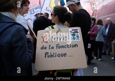 Plusieurs milliers de grèvistes de la fonction publique ont défilé dans Paris pour demander des augmentations et plus de moyens pour les institutions Stockfoto