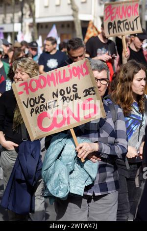 Plusieurs milliers de grèvistes de la fonction publique ont défilé dans Paris pour demander des augmentations et plus de moyens pour les institutions Stockfoto