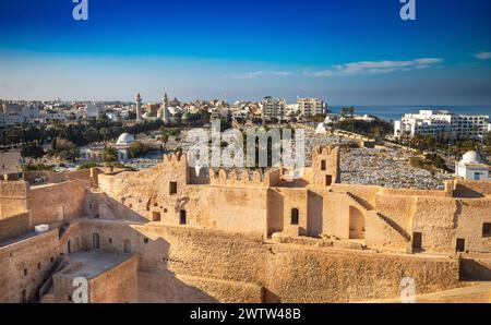 Blick vom Ribat von Monastir über den Friedhof von Monastir und das Mausoleum von Habib Bourguiba, Monastir, Tunesien Stockfoto