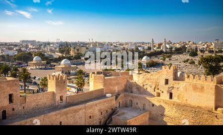 Blick vom Ribat von Monastir über den Friedhof von Monastir und das Mausoleum von Habib Bourguiba, Monastir, Tunesien Stockfoto