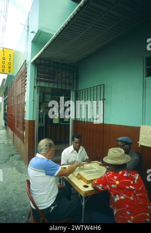 porto rico puerto rico usa porto rico puerto rico usa Menschen spielen im täglichen Leben Dominospiele Stockfoto