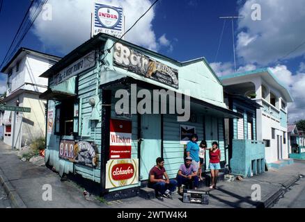 porto rico puerto rico usa Portorican Frontkamera typischer Kiosk Karabiner Ozean Daily Life Musik Salsa Stockfoto