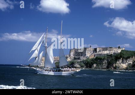 porto rico puerto rico usa altes Segelboot vor der Zitadelle san juan im kaibischen Ozean Stockfoto
