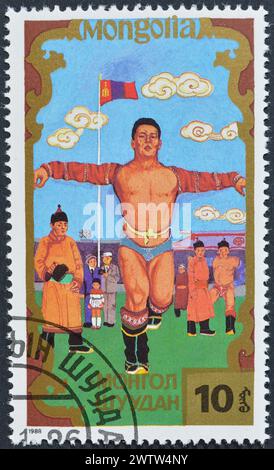 Von der Mongolei gedruckte Briefmarke, die den traditionellen Sport zeigt, um 1988. Stockfoto