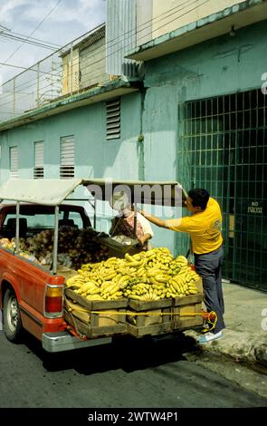 porto rico puerto rico usa das tägliche Leben in den Straßen von san juan Portorican, die Bananen verkaufen, befindet sich ein typisches LKW-Haus Stockfoto