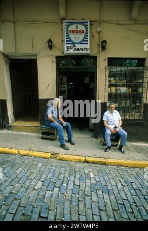 porto rico puerto rico usa das tägliche Leben Straßen von san juan alte portorikanische Menschen stehen vor einer Bar Stockfoto