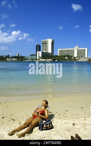 porto rico puerto rico usa junge Frau schläft auf Stuhl vordere Kamera tropischer Strand Sommerferien Hotel Karibik Ozean Stockfoto