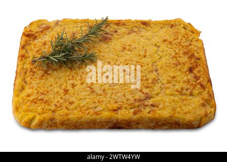 Reistimbale mit Eiern und Schinkenkäse mit Rosmarinzweig isoliert auf weiß mit Schnittpfad im Preis inbegriffen Stockfoto