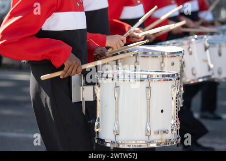 High School Marching Band Drum Line hält Rhythmus während der Teilnahme an lokalen Parade. Stockfoto