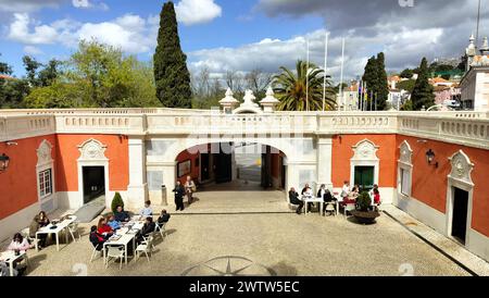 Eingangshof des Palastes Marques Pombal, erbaut im 18. Jahrhundert im Barock- und Rokoko-Stil, Blick von der Veranda, Oeiras, Lissabon, Portugal Stockfoto