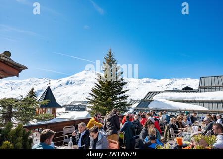 Les Menuires, Frankreich, Kaukasier auf einer Terrasse des Skigebietes in den französischen alpen, nur Editorial. Stockfoto