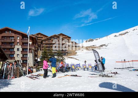 Les Menuires, Frankreich, Menschen auf einer Terrasse des Himmelsresorts in den französischen alpen, nur Redaktion. Stockfoto