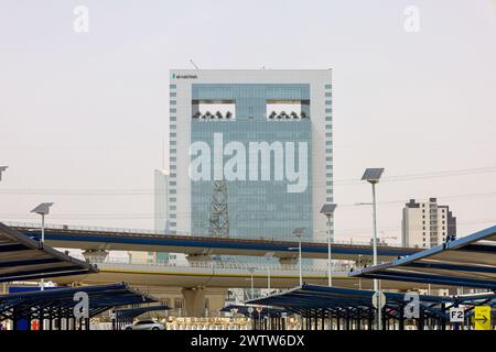 Riad, Saudi-Arabien - 15. März 2024, KAFD - Riad Metro's Hochbahn und Bahngleise Freeway Stockfoto