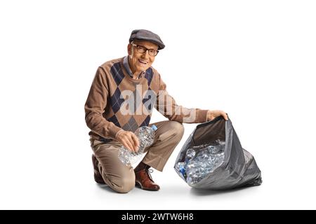 Älterer Mann sammelt Plastikflaschen in einem schwarzen Müllsack isoliert auf weißem Hintergrund Stockfoto